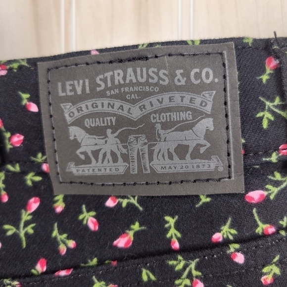 Levi’s Black Floral Mid Length Shorts Sz 33 - Picture 4 of 5